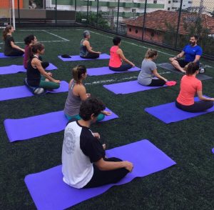 aulas da yoga da competition te mostram como relaxar